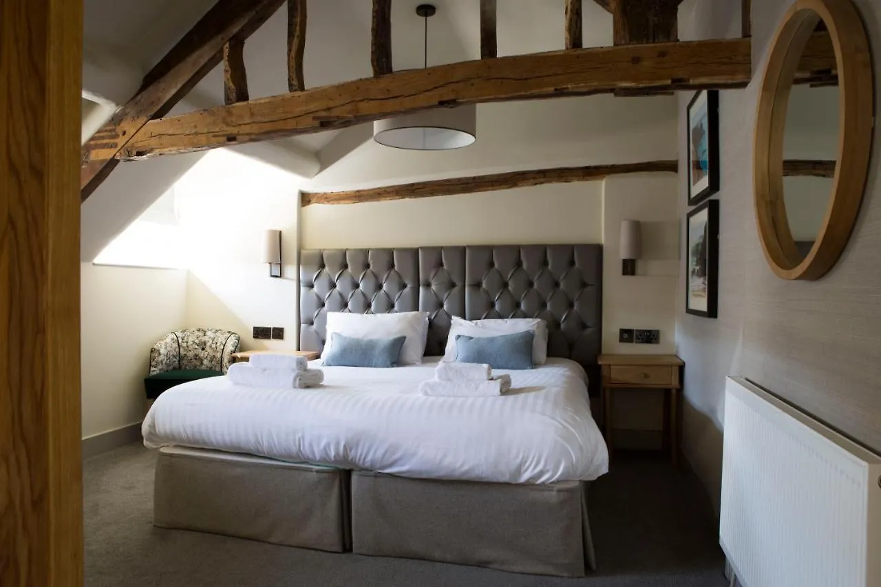 7 Centrally Located Hotels Close to Cadair Idris Worth Booking